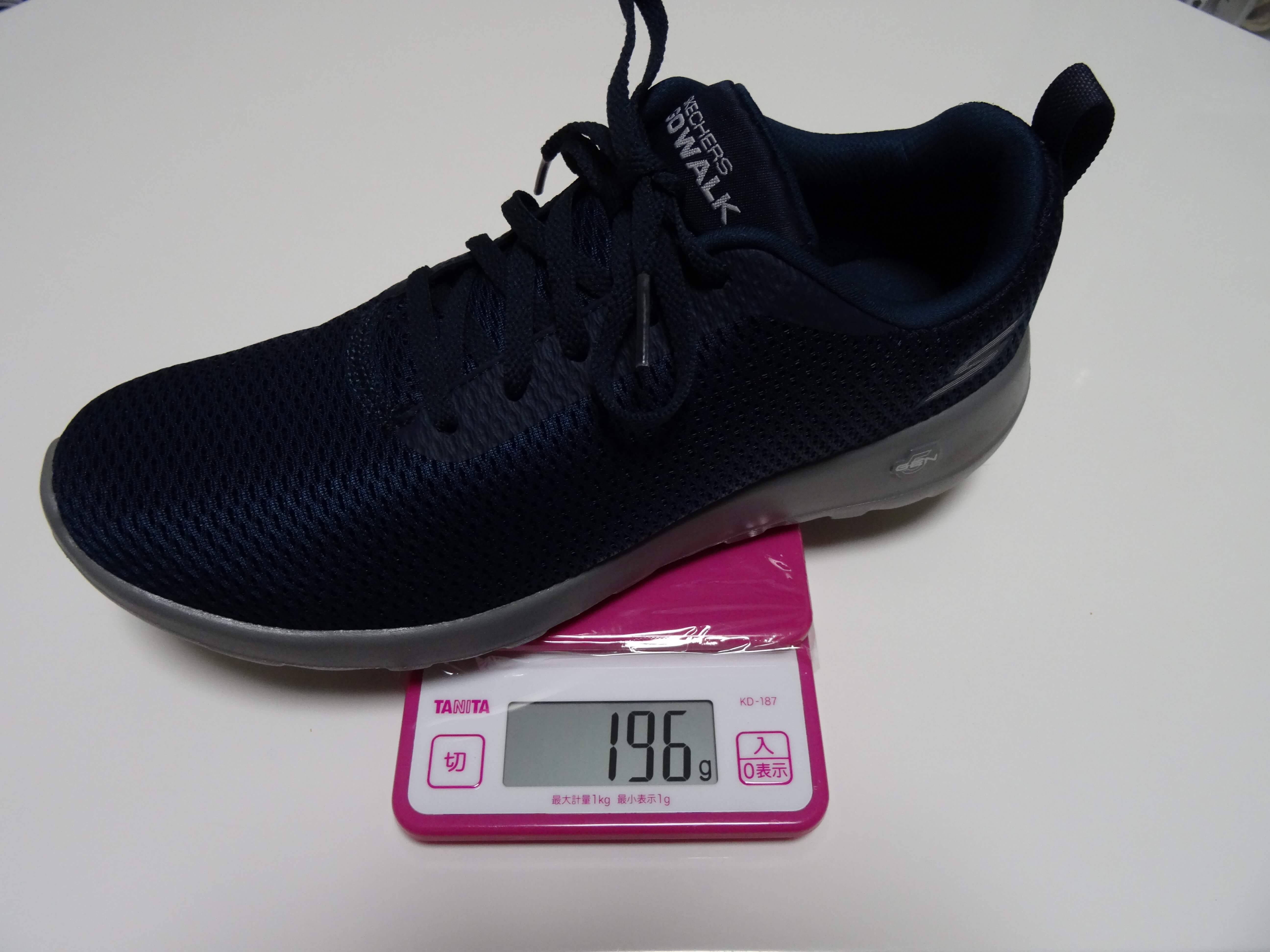 靴の質量（196g）